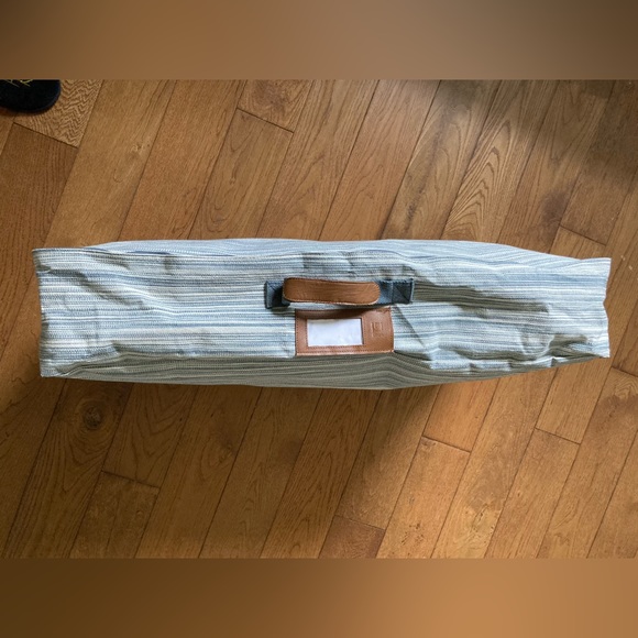 Cloth soft side blue/white underbed storage cases 31” x 19”x 6”EUC (3 available) - Picture 6 of 11